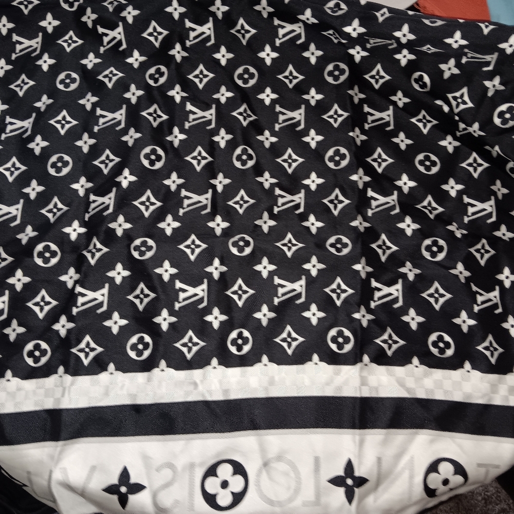 Louis Vuitton Black and White Monogram Scarf